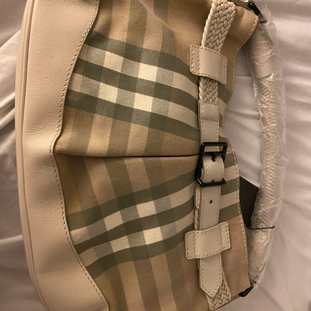 Burberry bag brand new no flaws